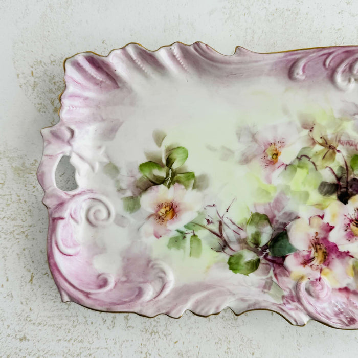 Close-up of left side of rose floral tray highlighting swired ruffled border