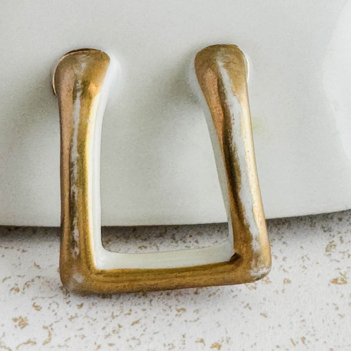 Close-up of wear to gilt on underside of handle