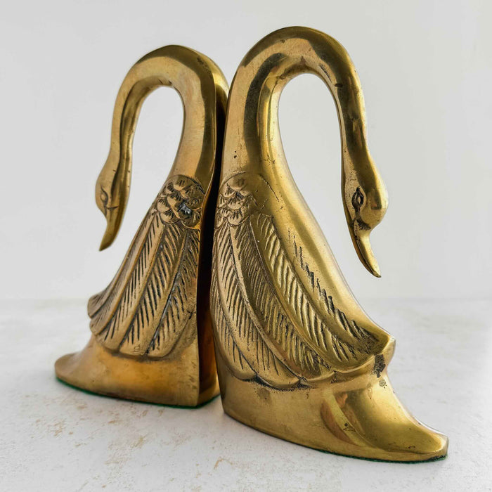 Angled profile of swan bookends