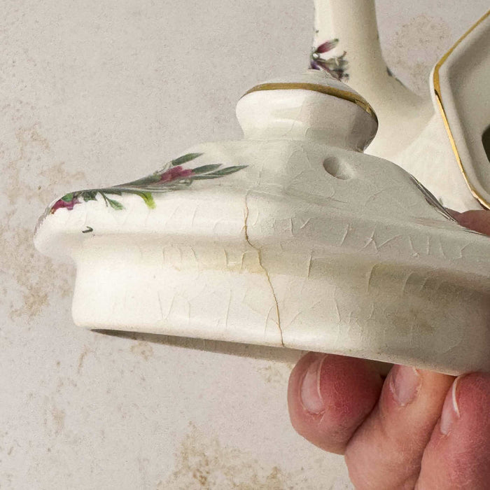 Close-up showing crack on Sadler Windsor floral basket weave teapot lid exterior